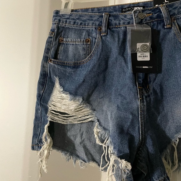 Fashion Nova distressed shorts, blue, size L - Picture 4 of 5